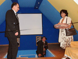 �ona mego brata podaje na poduszce no�yce 